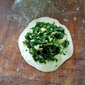 取一皮，包上素的苜蓿馅。