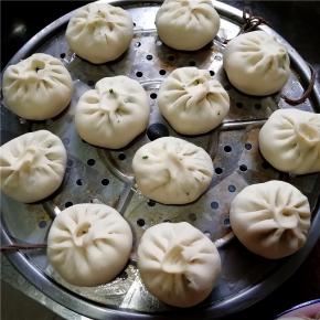 将包子摆放在蒸屉上，饧制20分钟。
