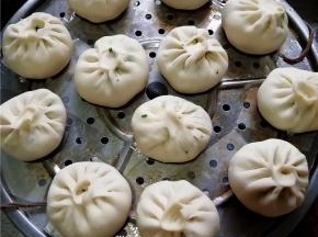 将包子摆放在蒸屉上，饧制20分钟。