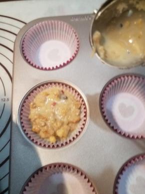 将燕麦面糊倒至8-9分满。