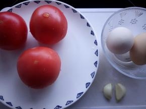 将所需食材洗净备用。