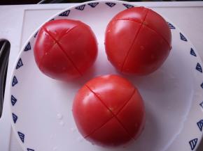 西红柿在表皮切十字花刀。