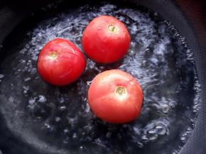 锅内水烧开后，将西红柿下水焯一分钟。