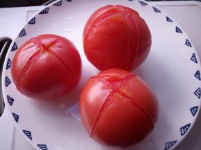 捞起后，西红柿的皮很容易剥离。