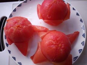 将西红柿皮揭去。