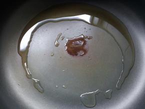 锅烧热后 ，下入20克食用油。