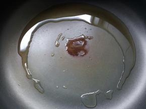 锅烧热后 ，下入20克食用油。