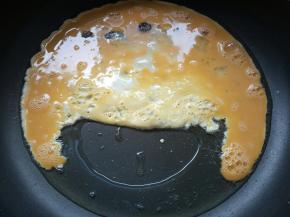 倒入加了白酒的鸡蛋液。