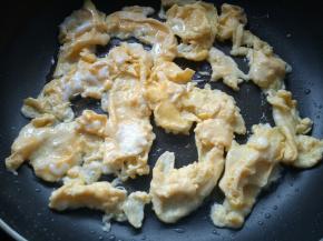 用筷子划散蛋液。