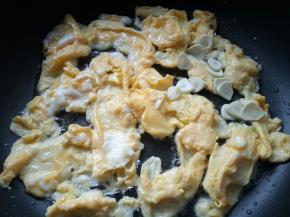 加入蒜瓣，爆炒出香味。