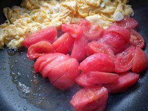 加入切好的西红柿，翻炒均匀。