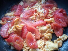 加少量的水翻炒均匀。