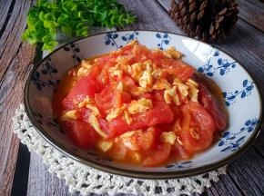 一道酸甜味美的西红柿炒鸡蛋制作完成。