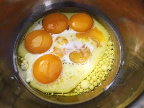 蛋黄、牛奶、玉米油放一起搅打至乳化状态