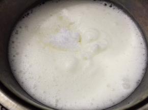 加入15克白糖中速打发半分钟