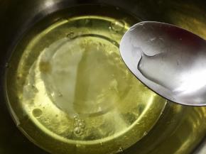 加入15克白糖和柠檬汁，低速打发半分钟