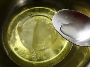 加入15克白糖和柠檬汁，低速打发半分钟