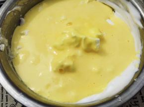 将拌匀的蛋黄糊倒入蛋白中