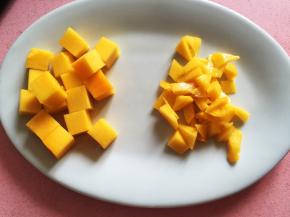 芒果一部分切小块，一部分切碎