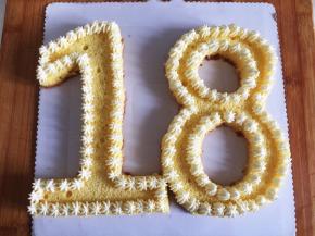 两个数字摆好，边缘挤奶油