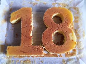 沿着法焙客数字蛋糕模具的边缘，用刀裁剪出数字