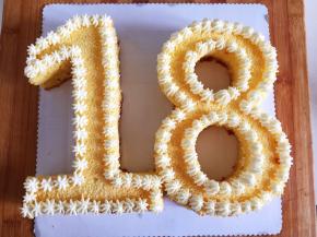 边缘继续挤奶油