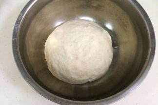 把所有中种面团材料混合，揉成光滑的面团即可，放入不锈钢盆内，盖好保鲜膜，入冰箱冷藏发酵17小时。