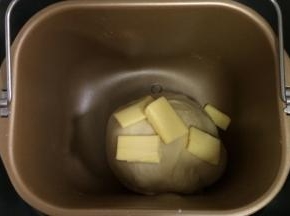揉至15分钟，面团成型，加入黄油继续揉面。