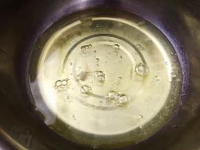 蛋白打入无油无水的盆中