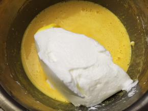 将烤箱150度预热10分钟。放入1/3蛋白到蛋黄糊中，用切拌的方式拌匀