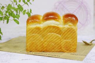 出炉后立即脱模，放在网架上凉至手温后密封保存，这样即使第二天吃也还是很松软。