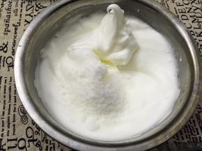 加入20克白糖高速打发半分钟