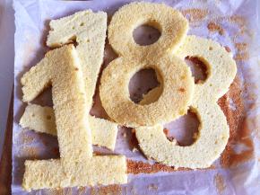 将裁剪后的蛋糕中间剖开