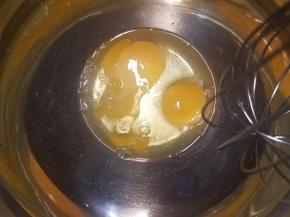 鸡蛋轻轻的打散。