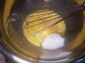 然后加入细砂糖搅拌到无颗粒的状态。