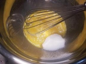 然后加入细砂糖搅拌到无颗粒的状态。