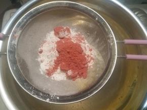 筛入高筋面粉、草莓粉跟泡打粉，翻拌均匀。