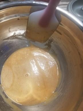 翻拌均匀过程中，边缘部分用刮刀刮进去搅拌，防止有粉类不均匀。