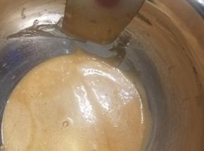 翻拌均匀过程中，边缘部分用刮刀刮进去搅拌，防止有粉类不均匀。
