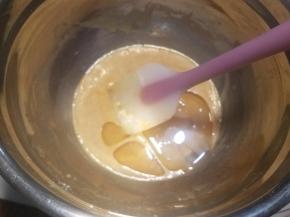 分两次加入玉米油，继续翻拌均匀。