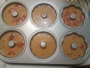 计算好时间，提前150度预热烤箱，至少预热十分钟，这个时候如果模具的不沾效果不好的话记得做好防粘处理， 取出准备好的面糊挤入甜甜圈模具。