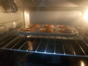 然后放入预热好的烤箱烘烤20分钟左右。