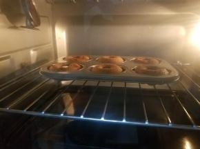 然后放入预热好的烤箱烘烤20分钟左右。
