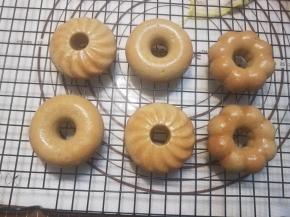 烤好的甜甜圈放在晾晒网上凉透后，一款非常简单的草莓甜甜圈就完成了。