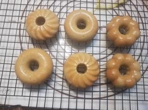 烤好的甜甜圈放在晾晒网上凉透后，一款非常简单的草莓甜甜圈就完成了。