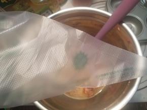 翻拌好的面糊放入裱花袋，然后放进冰箱梳理20分钟。