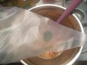 翻拌好的面糊放入裱花袋，然后放进冰箱梳理20分钟。