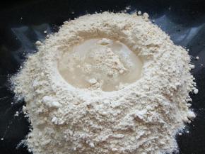面粉加适量水
