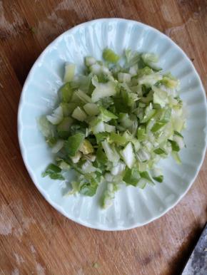 葱切碎备用