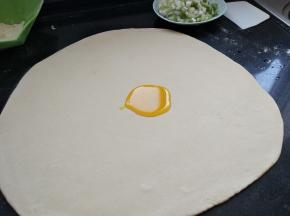 倒入少许油